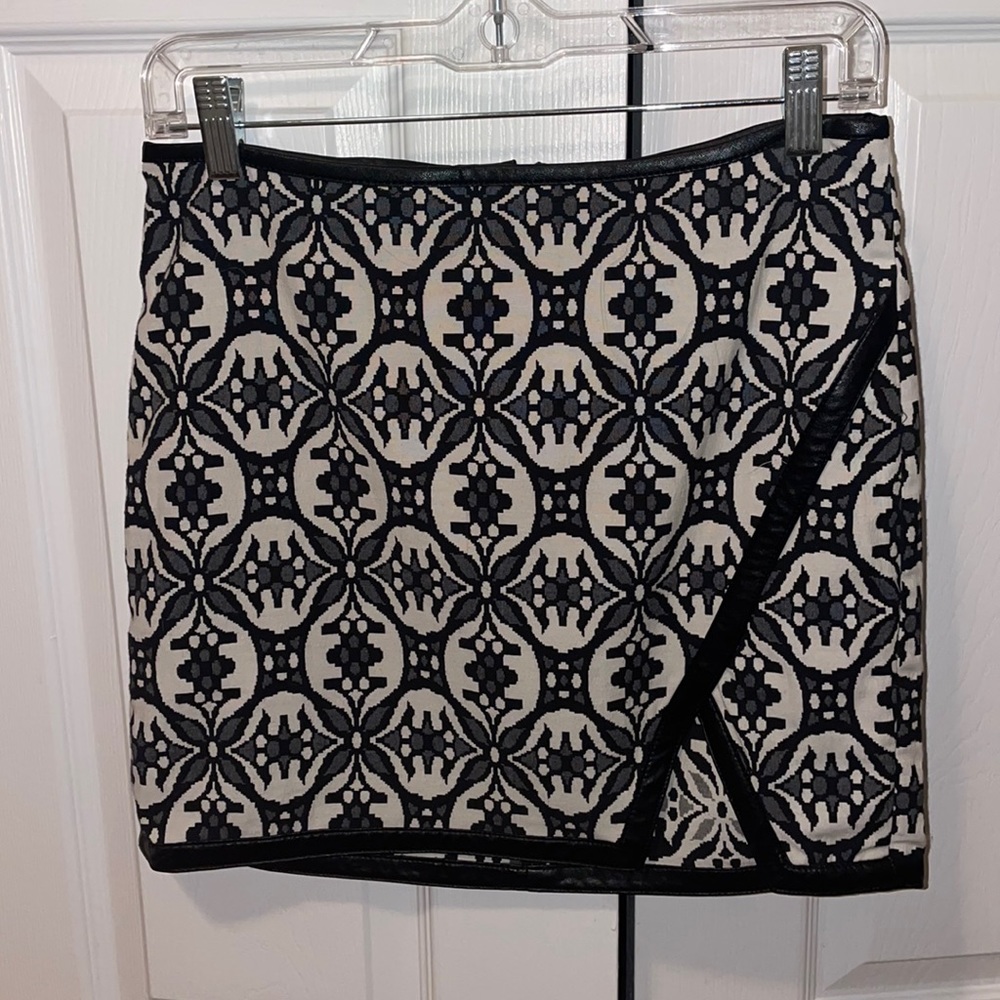Express Tapestry Embroidered Mini Skirt black & white